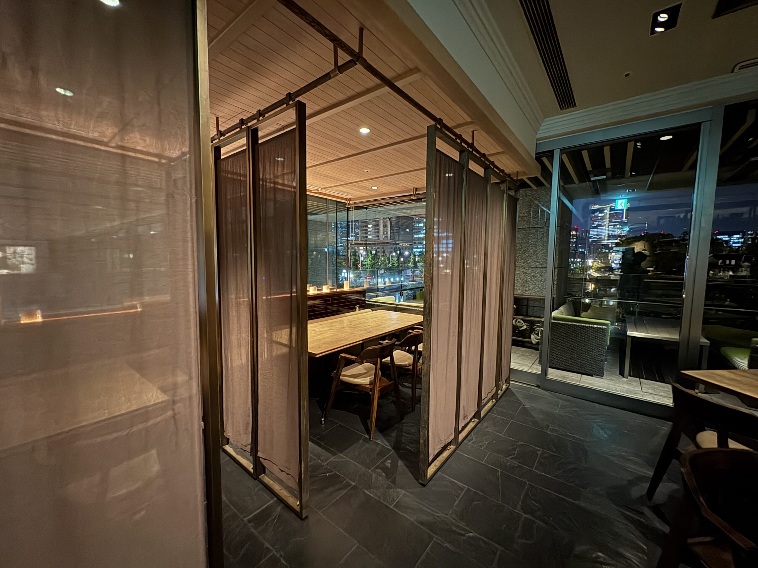 パーテーションで仕切りが可能な「半個室スペース」